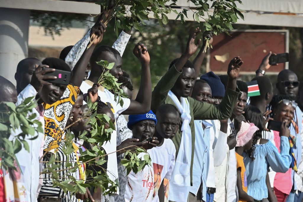 Persone in Sud Sudan in attesa del papa