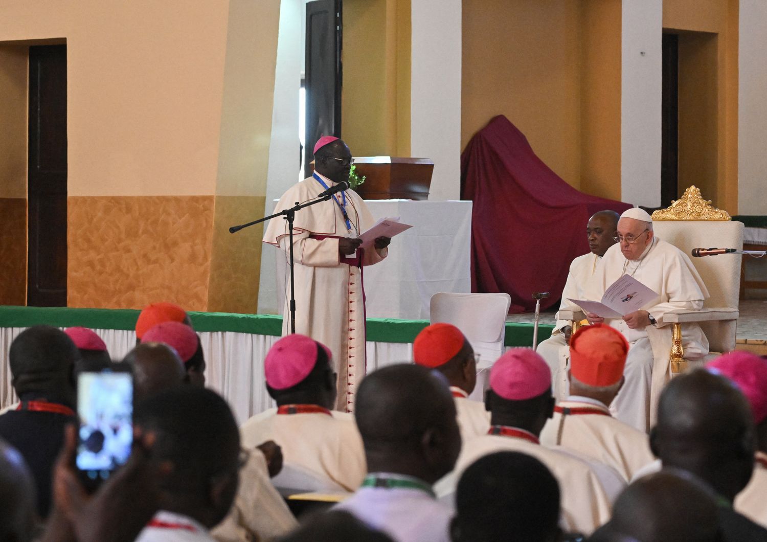Il papa incontra i vescovi e i sacerdoti nella cattedrale di Giuba in Sud Sudan