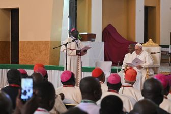 Il papa incontra i vescovi e i sacerdoti nella cattedrale di Giuba in Sud Sudan