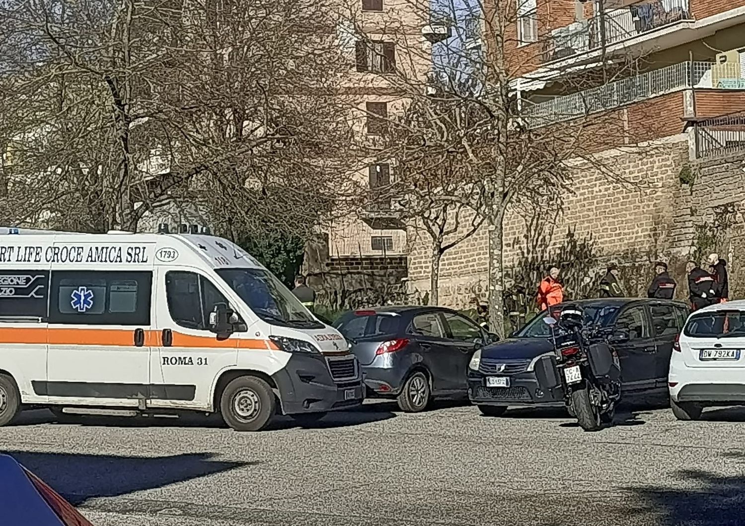 Una bambina di 9 anni è caduta da un balcone nel Viterbese
