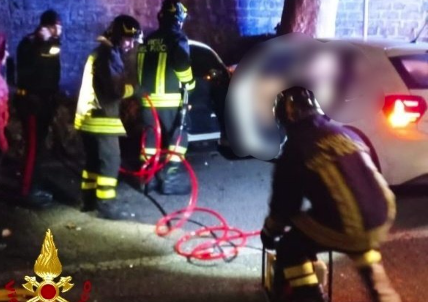 L'intervento dei vigili del fuoco nell'incidente sulla via Tiburtina alle porte di Roma
