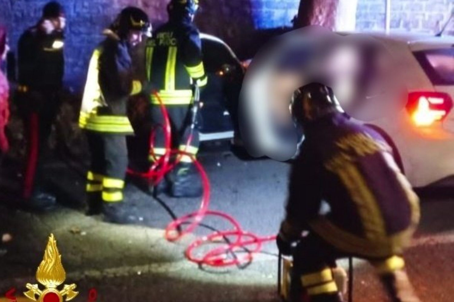 L'intervento dei vigili del fuoco nell'incidente sulla via Tiburtina alle porte di Roma