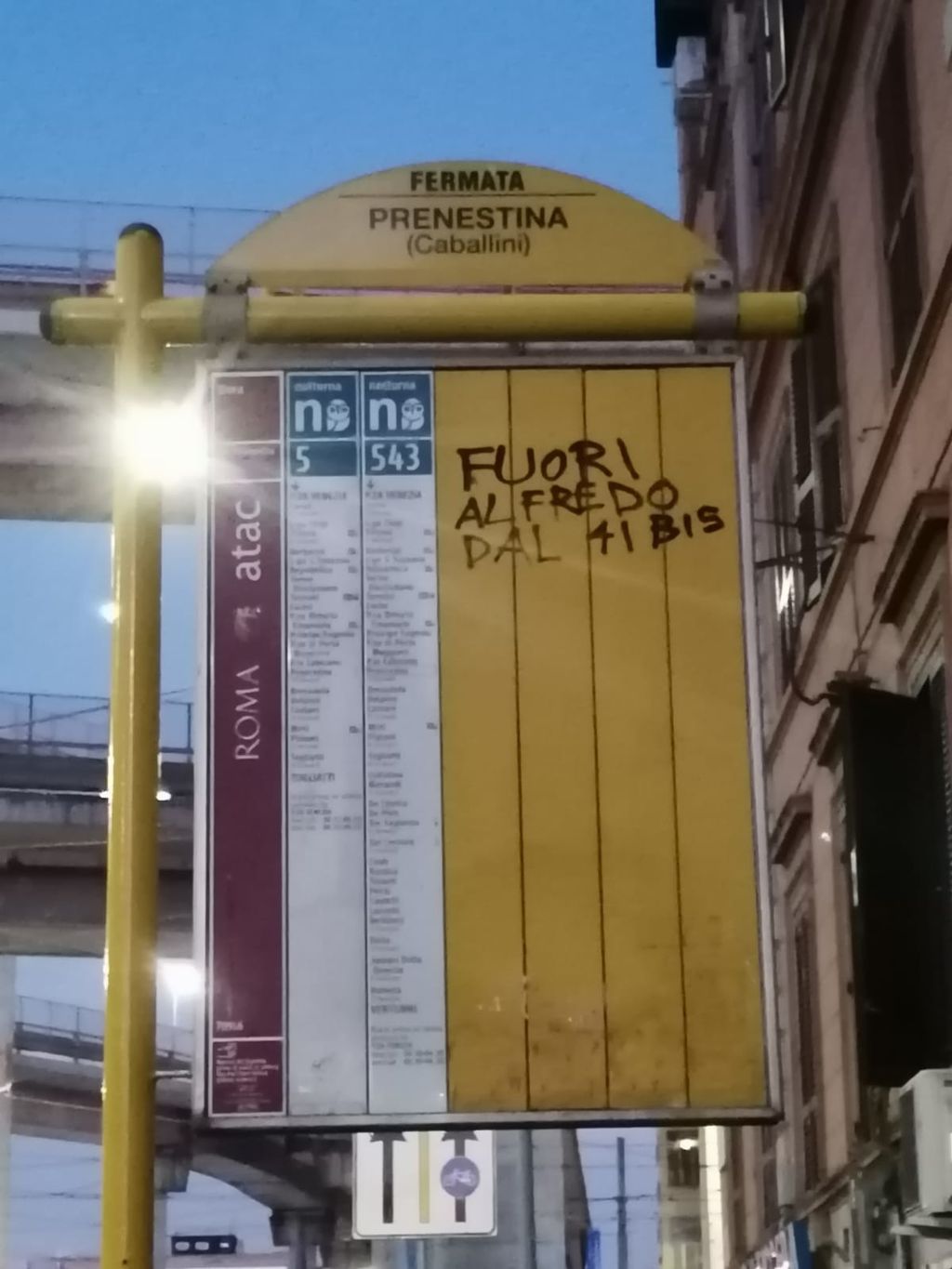 Scritte anarchiche su una palina dell'Atac