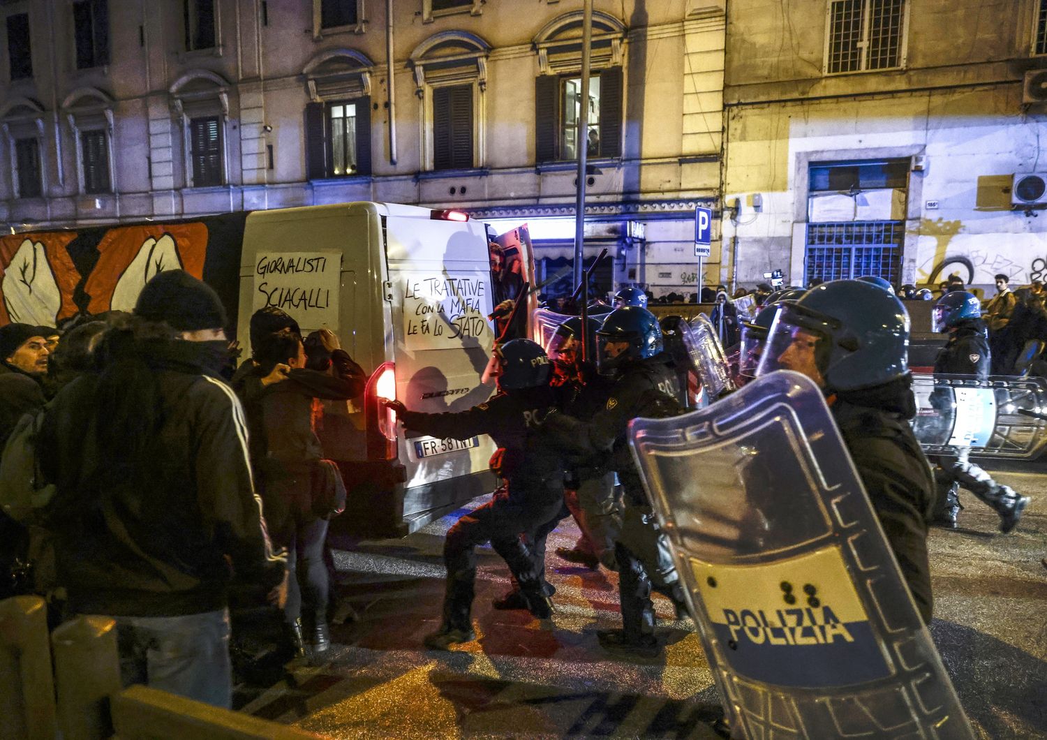 Tensioni tra anarchici e forze dell'ordine a Roma