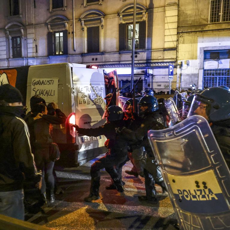 Tensioni tra anarchici e forze dell'ordine a Roma
