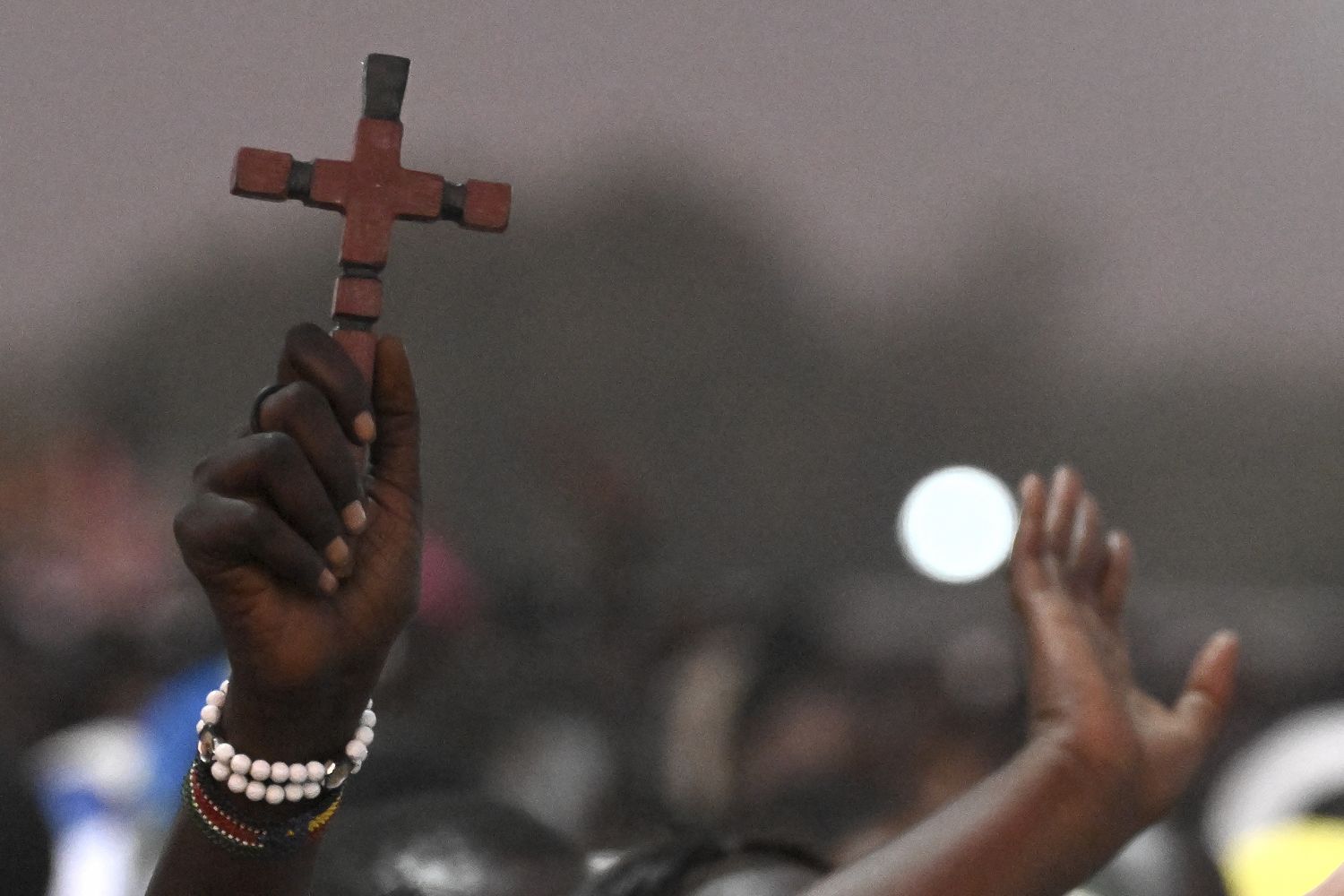 Un fedele alla messa ecumenica a Giuba