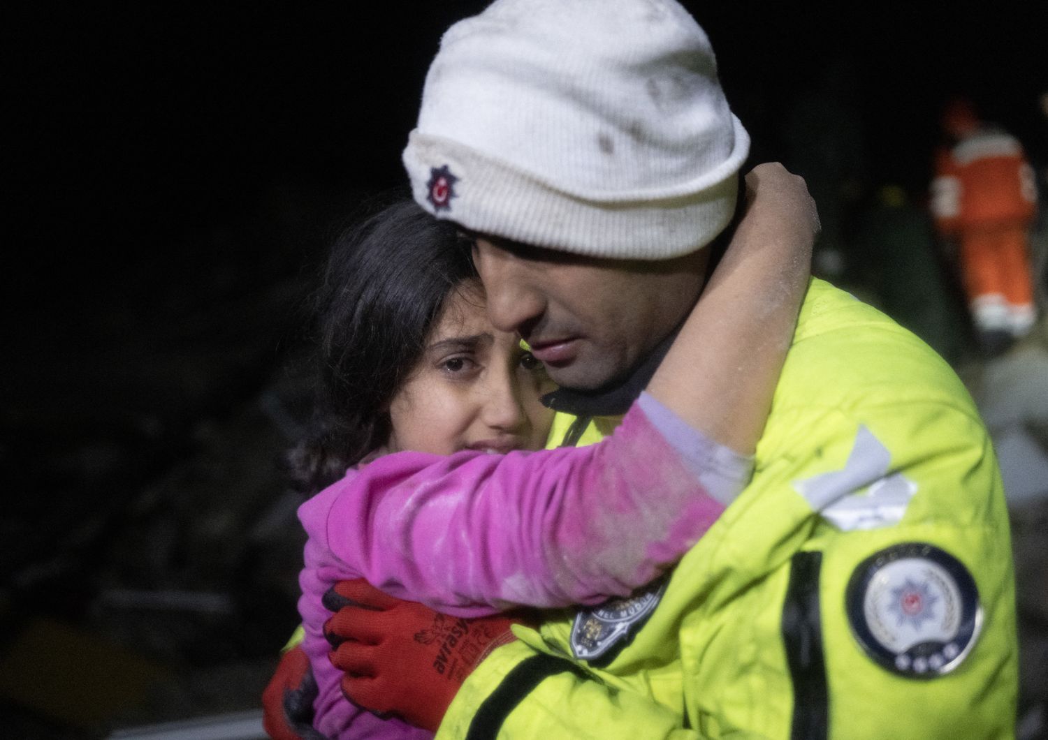 La bimba di sette anni sopravvissuta al terremoto mentre viene soccorsa&nbsp;