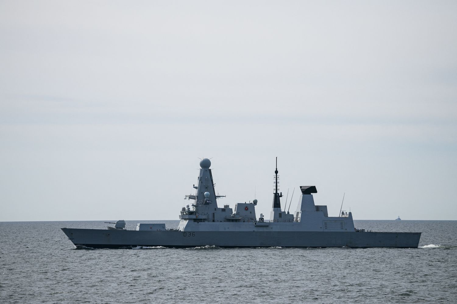La Hms Defender della Royal Navy del Regno Unito