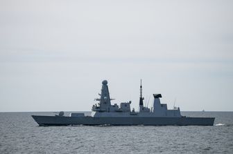 La Hms Defender della Royal Navy del Regno Unito