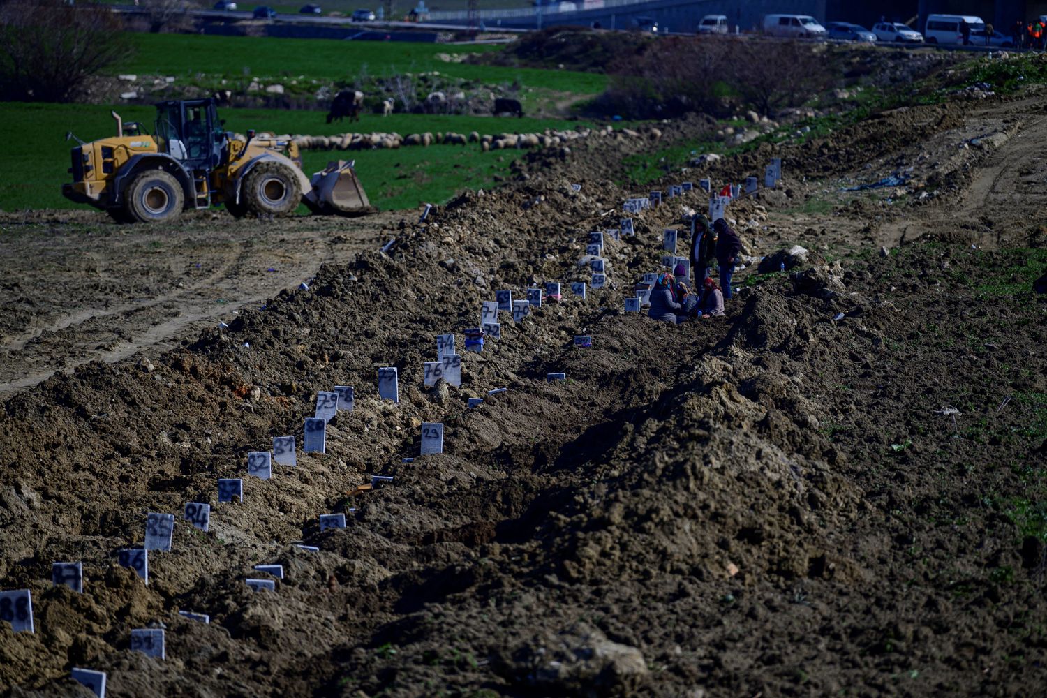 Morti seppelliti in buche di fortuna dopo il terremoto in Turchia