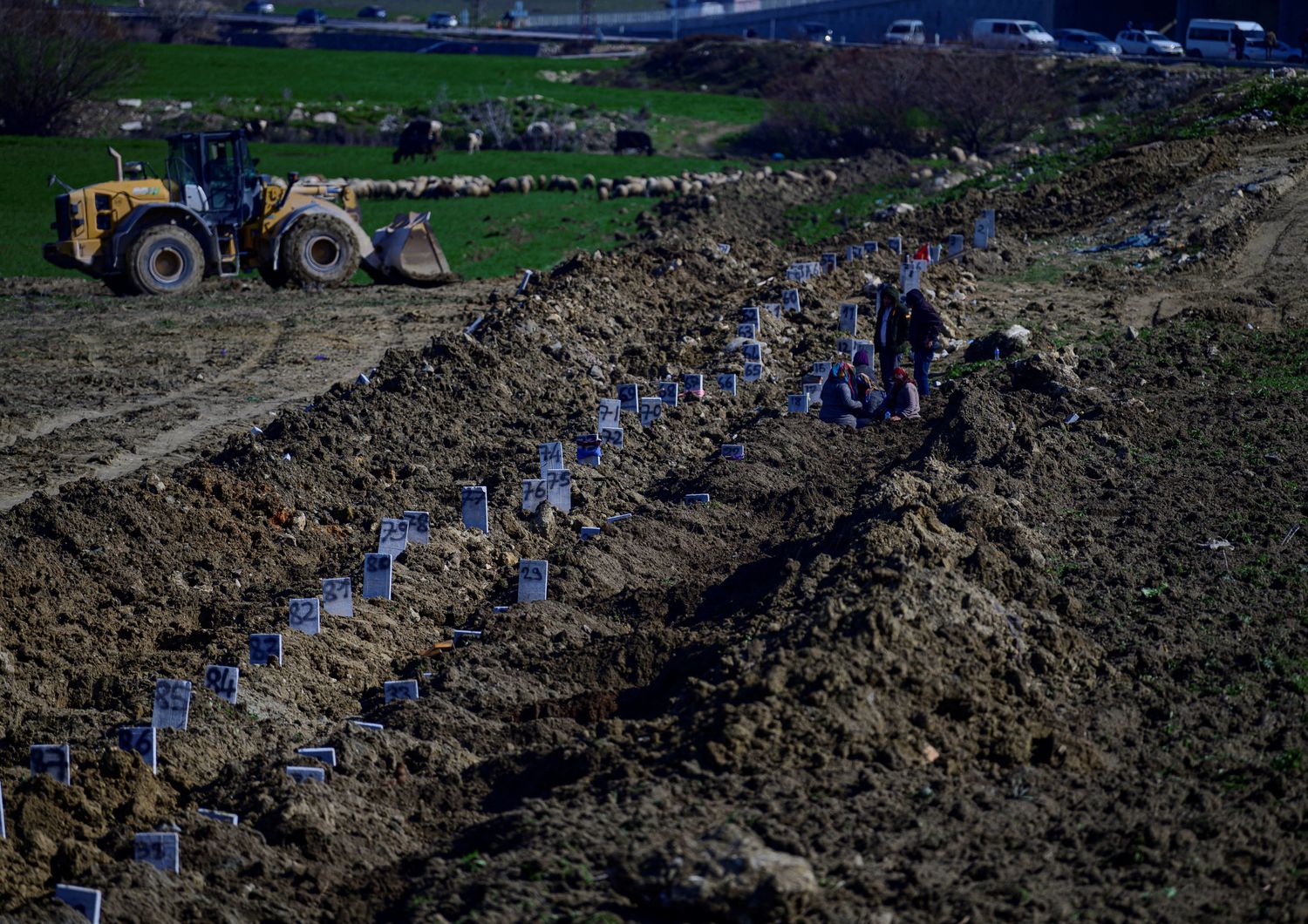 Morti seppelliti in buche di fortuna dopo il terremoto in Turchia