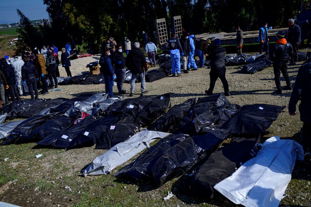 Corpi d persone morte dopo il terremoto in Turchia