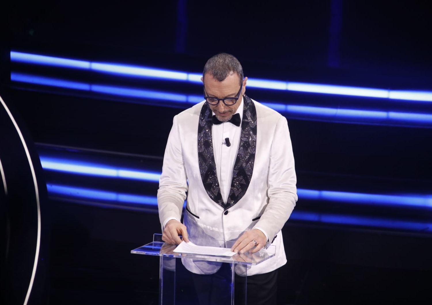 Amadeus legge il messaggio di Zelensky durante il Festival di Sanremo