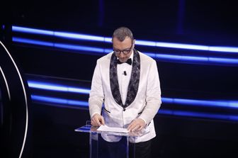 Amadeus legge il messaggio di Zelensky durante il Festival di Sanremo