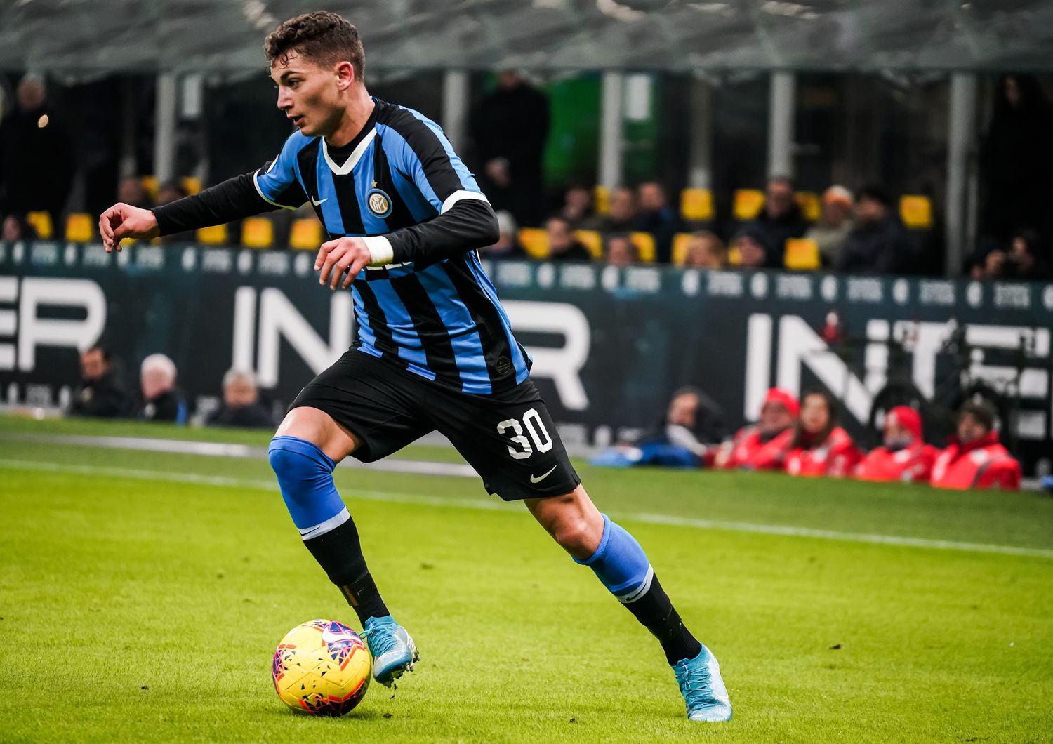 Sebastiano Esposito con la maglia dell'Inter