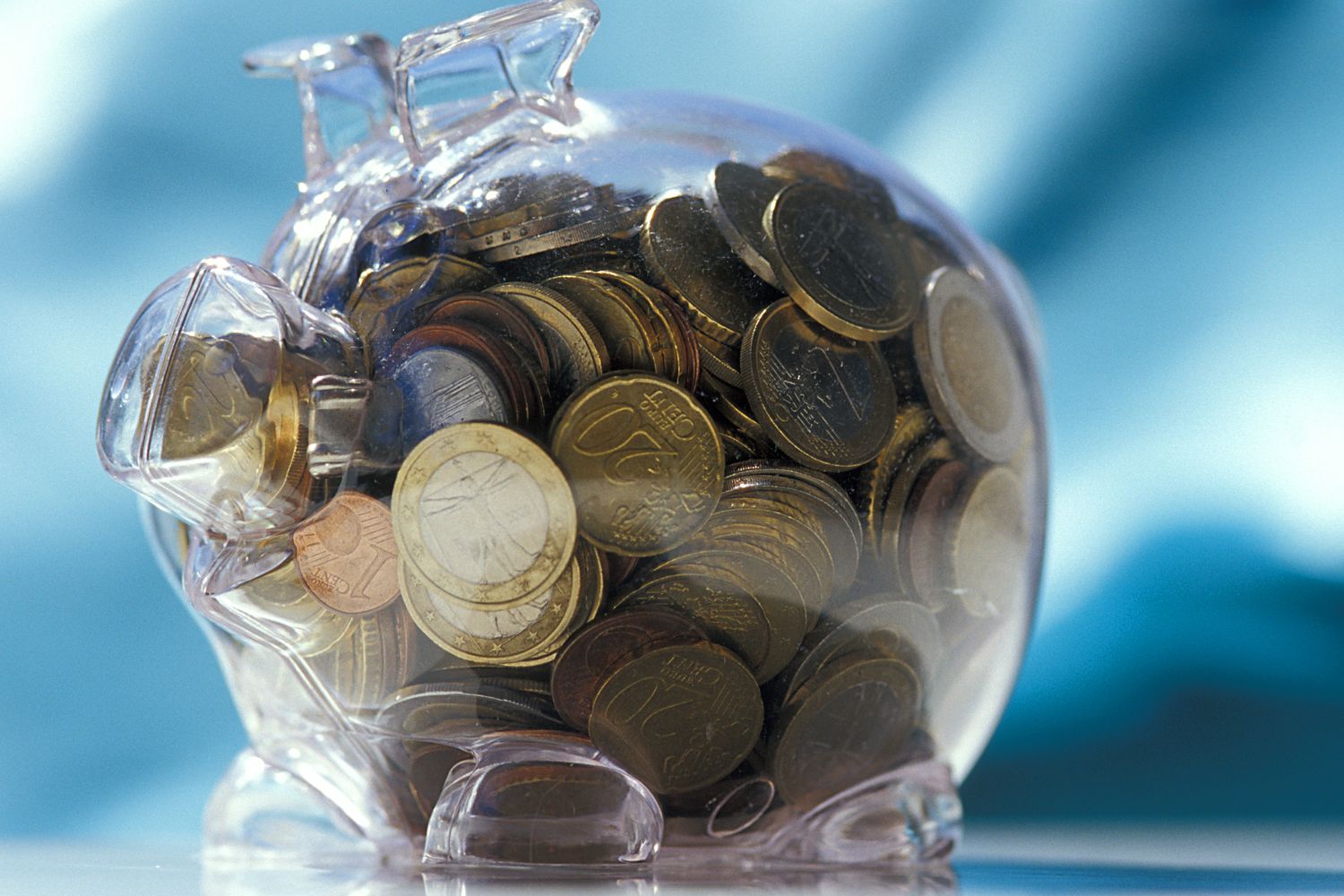 Un salvadanaio pieno di euro &nbsp;