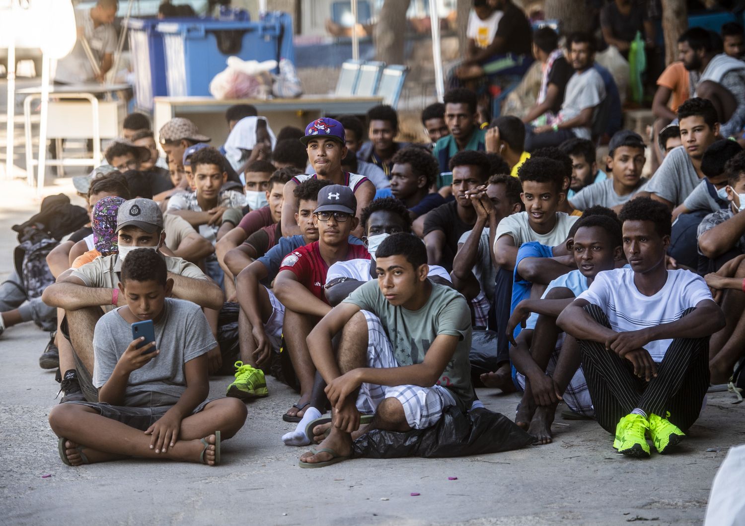 migranti 300 sbarcati a lampedusa