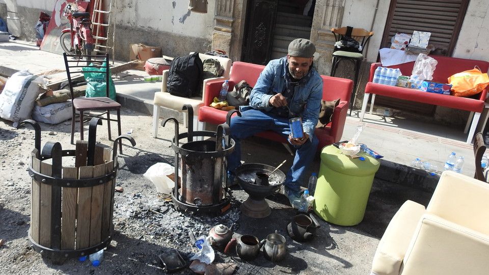 Serkan fa caffe' fuori da negozio