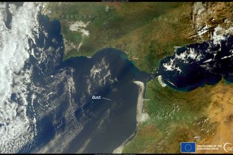 La tempesta di sabbia che si muove dal Sahara