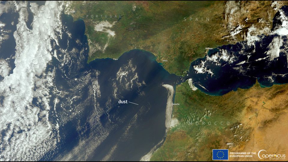 La tempesta di sabbia che si muove dal Sahara