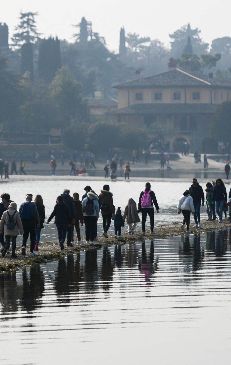Il sentiero emerso che porta all'isola di San Biagio sul lago di Garda