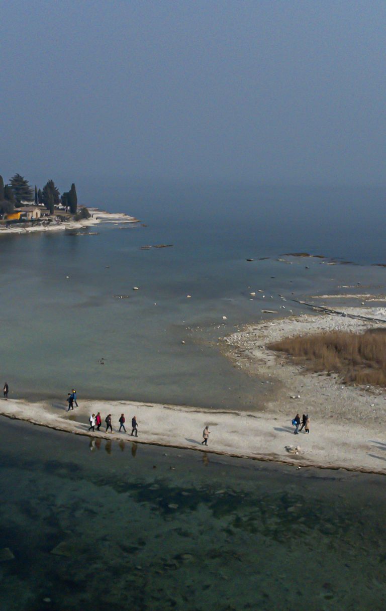 Nel lago di Garda l'isola di San Biagio si pu&ograve; raggiungere a piedi