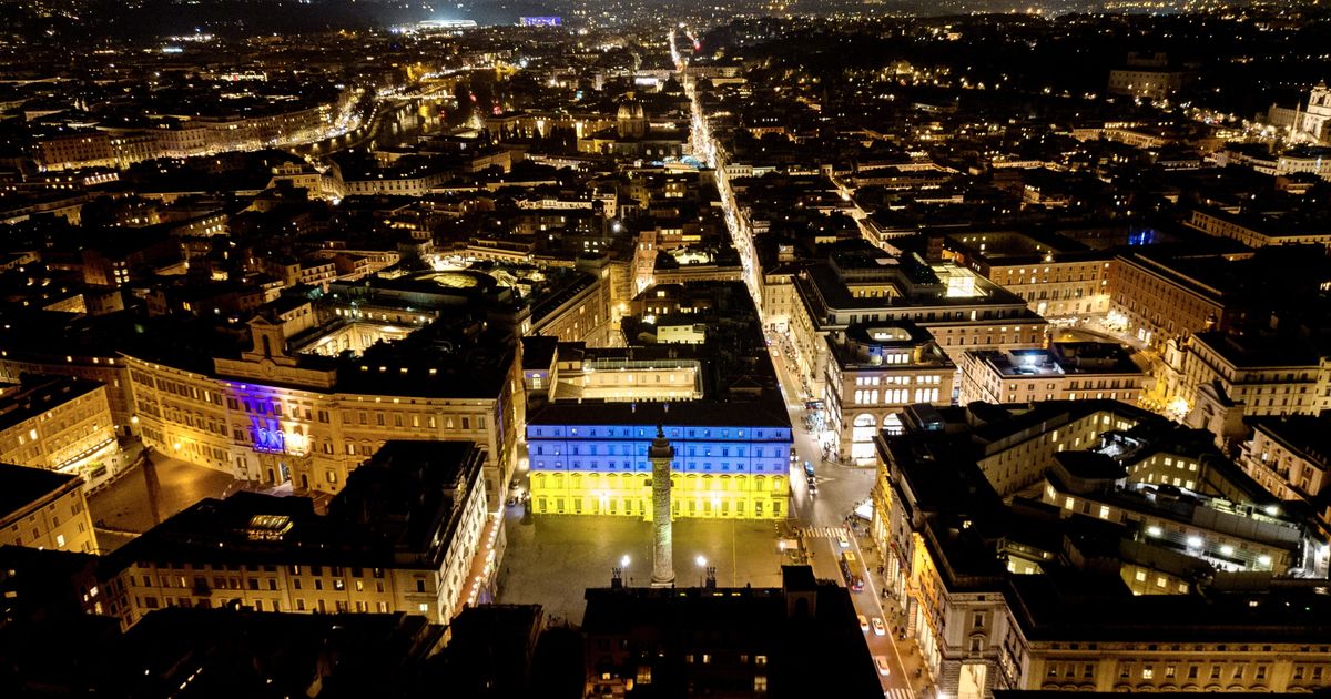 Palazzo Chigi Illuminato Con I Colori Della Bandiera Ucraina