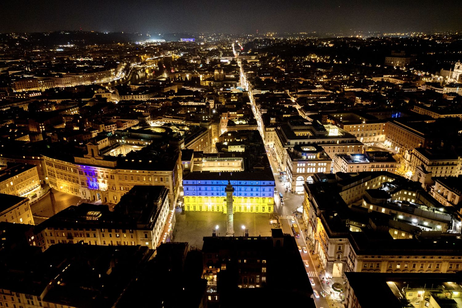 Palazzo Chigi illuminato con i colori della bandiera ucraina &nbsp;