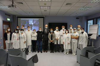 L'equipe dell'ospedale di Bergamo che si &egrave; occupata del piccolo Mario