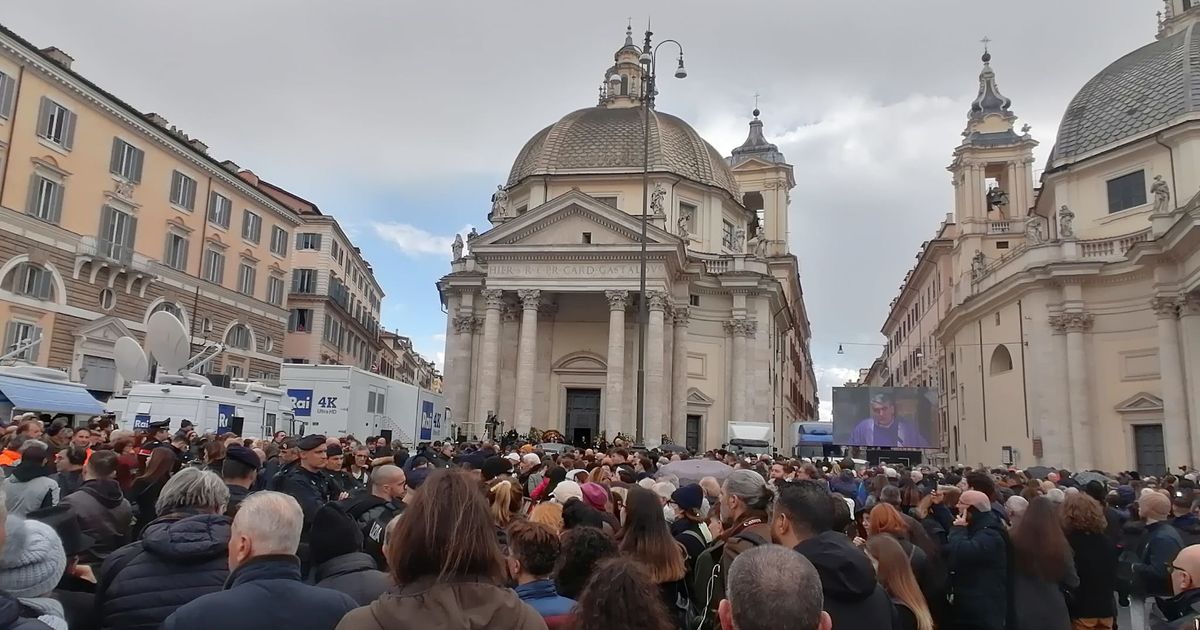 Addio Maurizio Folla Ai Funerali Di Costanzo