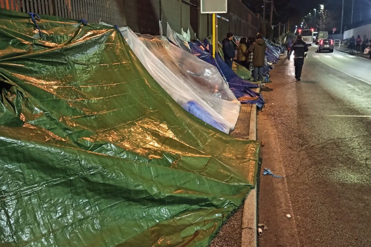 Accampamento di fianco all'ufficio stranieri della Questura di Roma&nbsp;