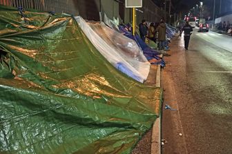 Accampamento di fianco all'ufficio stranieri della Questura di Roma&nbsp;
