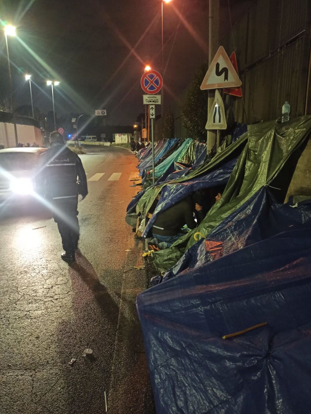 L'accampamento vicino all'ufficio stranieri della Questura di Roma &nbsp;