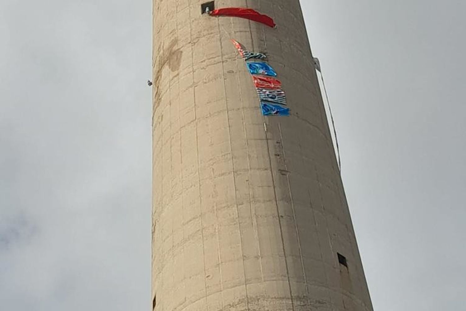 La ciminiera su cui sono saliti gli operai &nbsp;