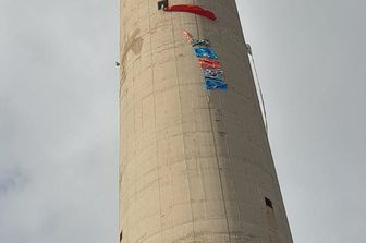 La ciminiera su cui sono saliti gli operai &nbsp;