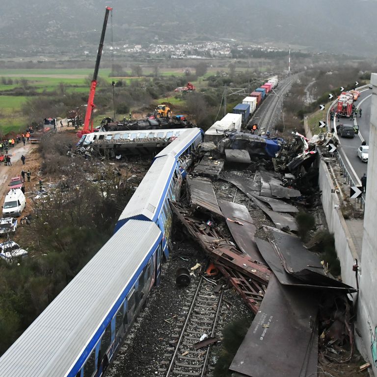 scontro treni Grecia morti e feriti