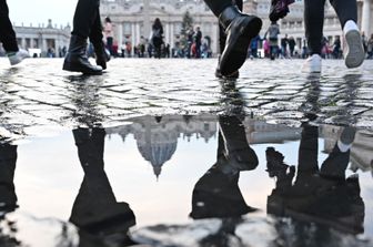 Maltempo: la basilica di San Pietro riflessa in una pozzanghera dopo la pioggia