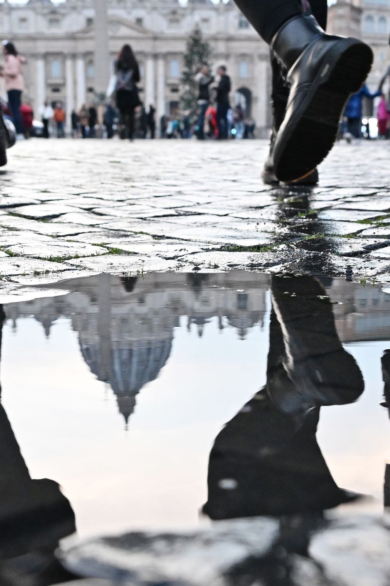 Maltempo: la basilica di San Pietro riflessa in una pozzanghera dopo la pioggia