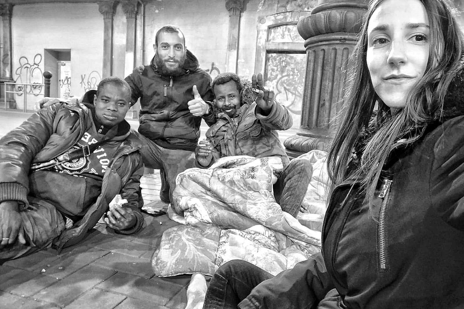 Una delle volontaria dell'associazione 'Studenti per strada' con alcuni senzatetto