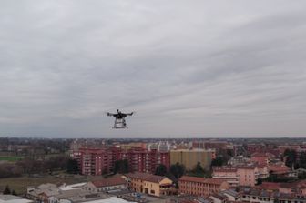 Il drone per il trasporto di campioni di sangue in volo su Milano