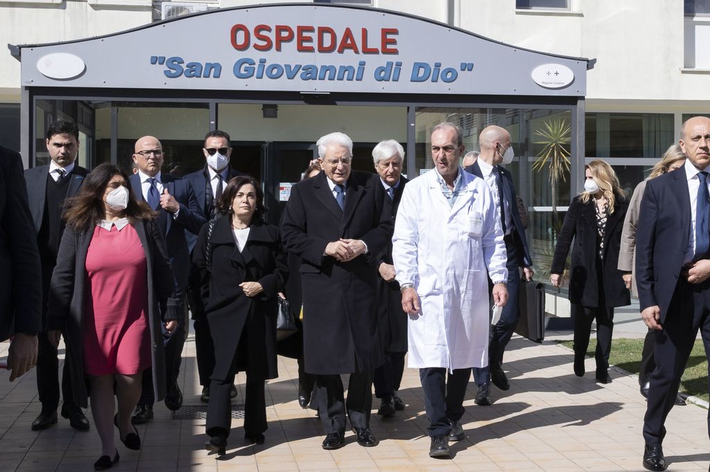 Mattarella in visita all'ospedale di Crotone dove sono ricoverati i sopravvissuti del naufragio &nbsp;