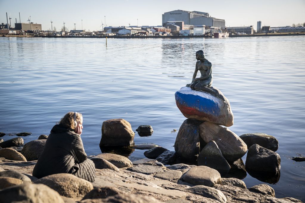 La Sirenetta di Copenaghen dipinta con i colori della bandiera russa