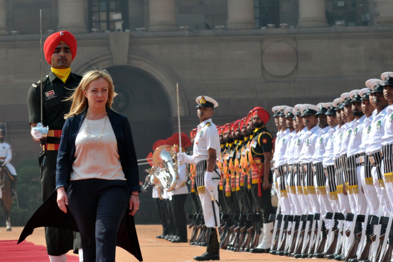 Picchetto d'onore per Giorgia Meloni a Nuova Delhi