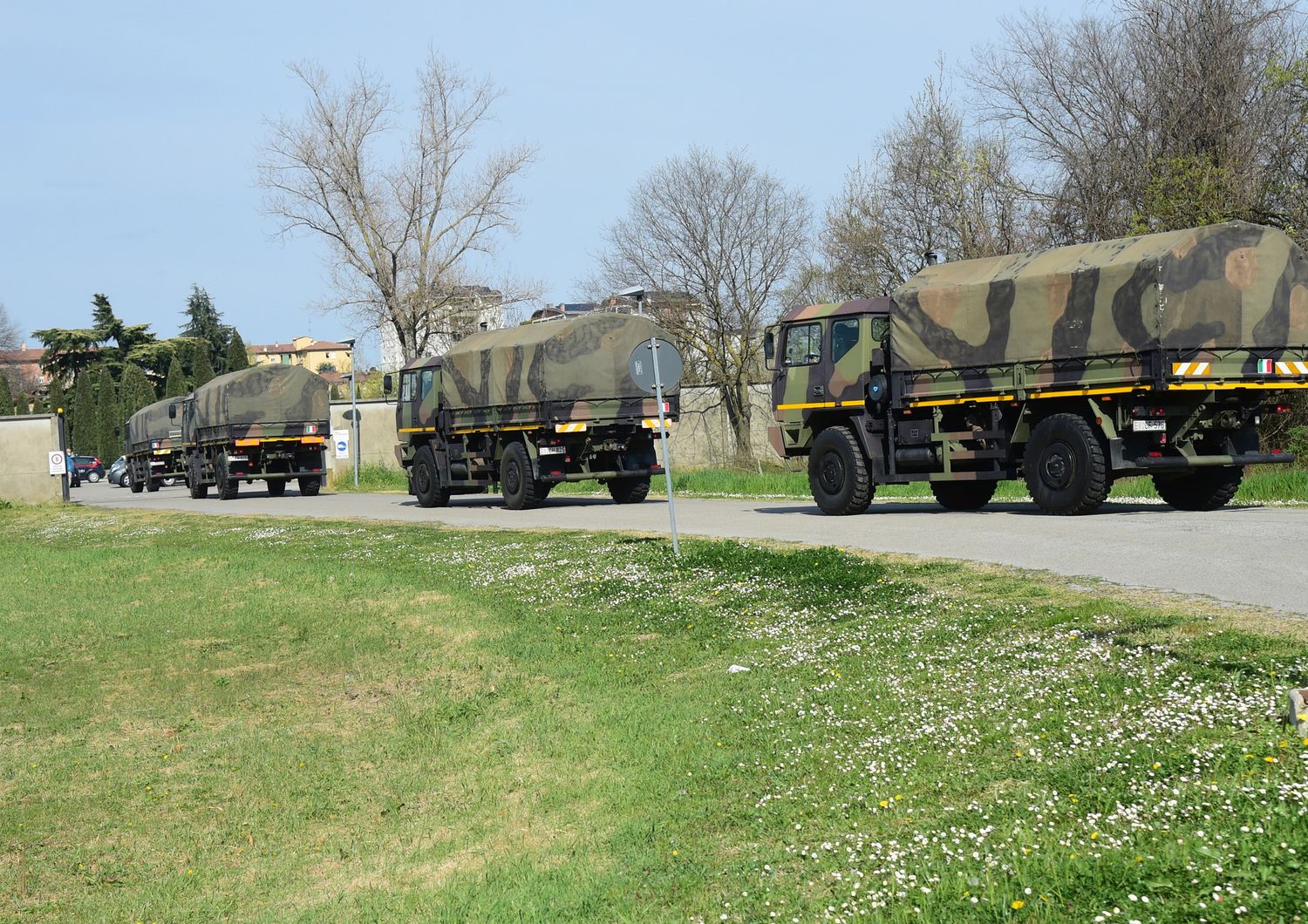 I camion militari trasportano, il 24 marzo 2020,  le bare dei pazienti deceduti per infezione da Covid-19 da Bergamo a Bologna&nbsp;