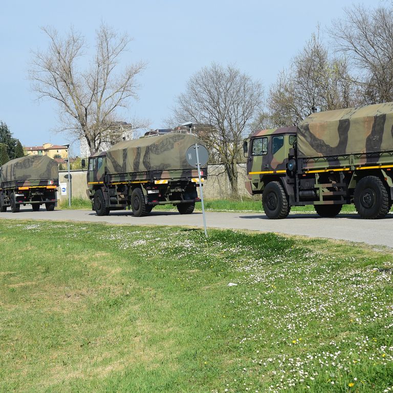 I camion militari trasportano, il 24 marzo 2020,  le bare dei pazienti deceduti per infezione da Covid-19 da Bergamo a Bologna&nbsp;