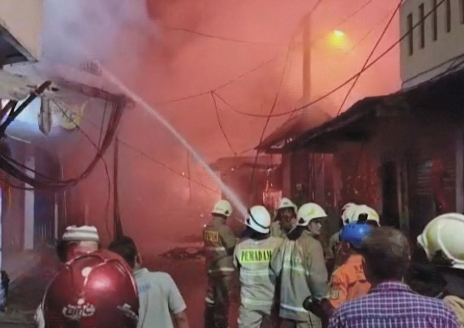indonesia incendio in deposito carburanti almeno morti e feriti