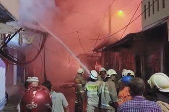 indonesia incendio in deposito carburanti almeno morti e feriti