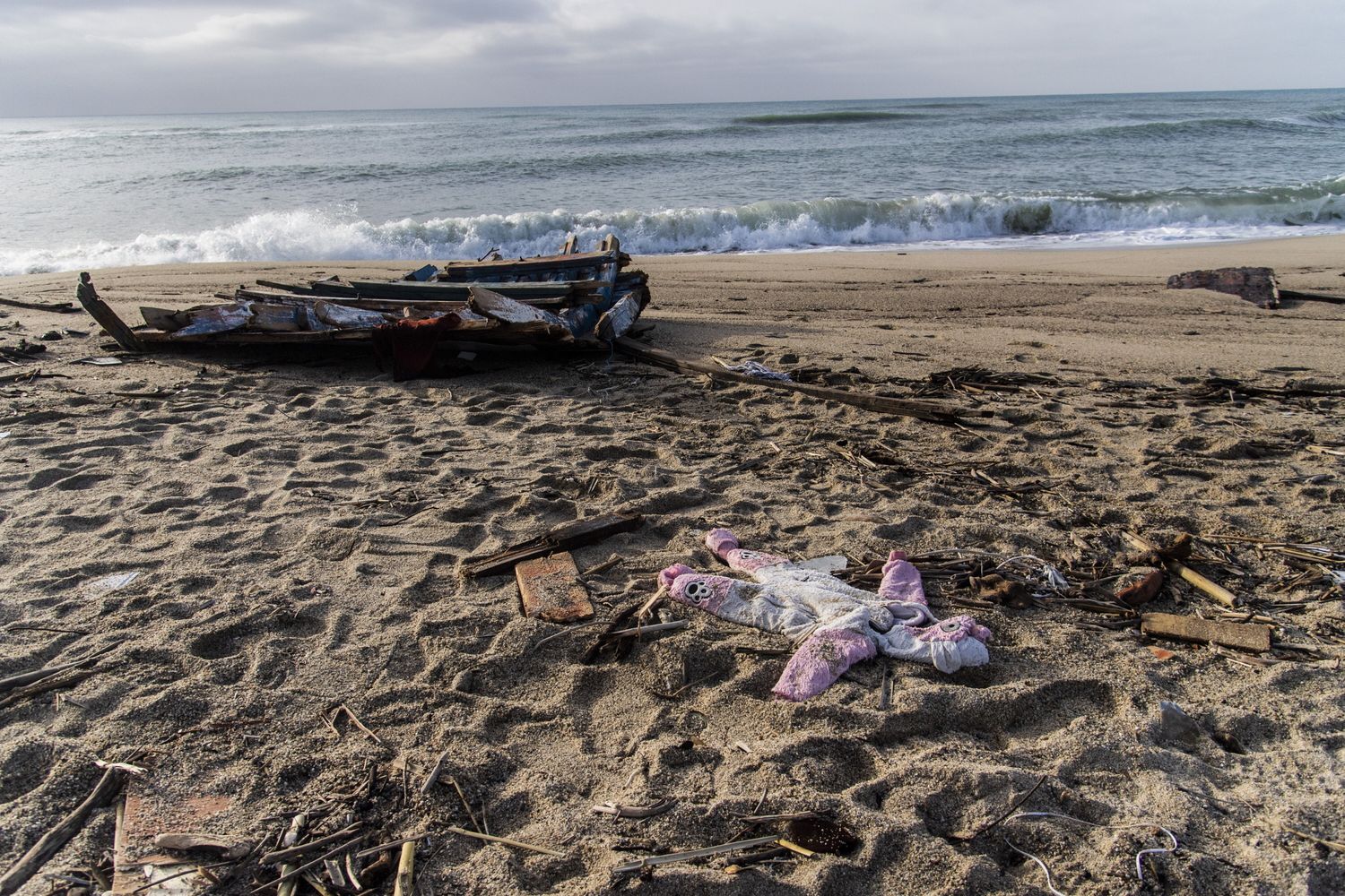 I resti del barcone sulla spiaggia di Cutro