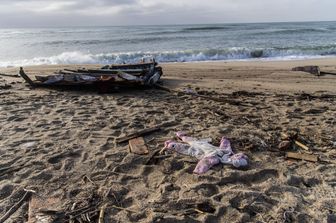 I resti del barcone sulla spiaggia di Cutro
