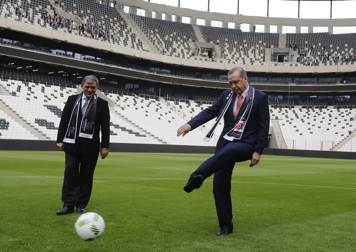 Istanbul, stadio Arena Inonu del Besiktas. Il presidente Recep Tayyip Erdogan e l'ex presidente Abdullah Gul giocano a calcio